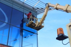 Wynajem podnośnika koszowego, zwyżki Kraków Mycie wysokościowe okien z podnośnika
