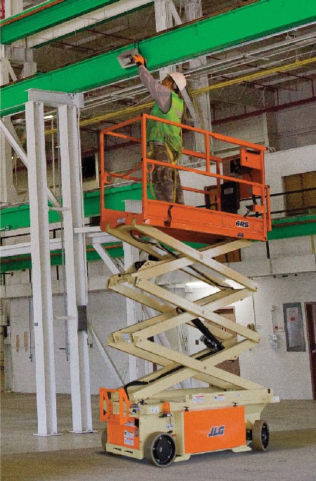 Podesty ruchome, podnośniki nożycowe wynajem Kraków Podest ruchomy elektryczny podczas pracy